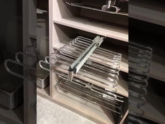 Stalowy wieszak na spodnie