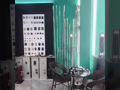 Bliższe spojrzenie: klamka ze stopu cynku i aluminium blokuje płaskie otwarte drzwi do domu