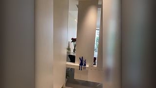 Jezioro celebrytów internetowych o nieregularnym kształcie, lustro całego ciała wiszące na ścianie, nieregularna ściana