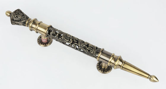 Kuchnia Vintage Okucia do drzwi Pochwyty Pociągnij szafkę zewnętrzną Kwiatowy ażurowy wzór 24K