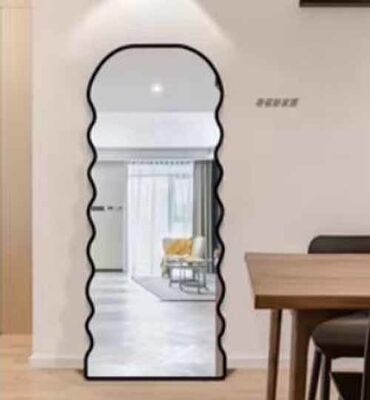 Asymetryczne pod ścianą lusterko łazienkowe z drewna orzechowego