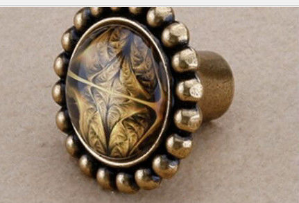 Uchwyty meblowe o średnicy Ekstremalne wrażenie Złoty kolor ściany i delikatny żółty kolor kawy